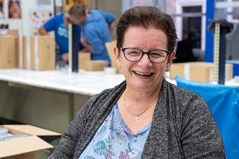 swb074's tweet photo. Al heel wat bedrijven heeft Willie #Geersen gezien. Ze is namelijk al 50 jaar in dienst. Dat werd bij #SWB natuurlijk flink gevierd. "Met mijn collega's kan ik goed opschieten. Het is hier gezellig.’’
#Belangrijkwerk
#al50jaarsociaalondernemend
https://t.co/rjPByWMyJG https://t.co/Rragym0JkR
