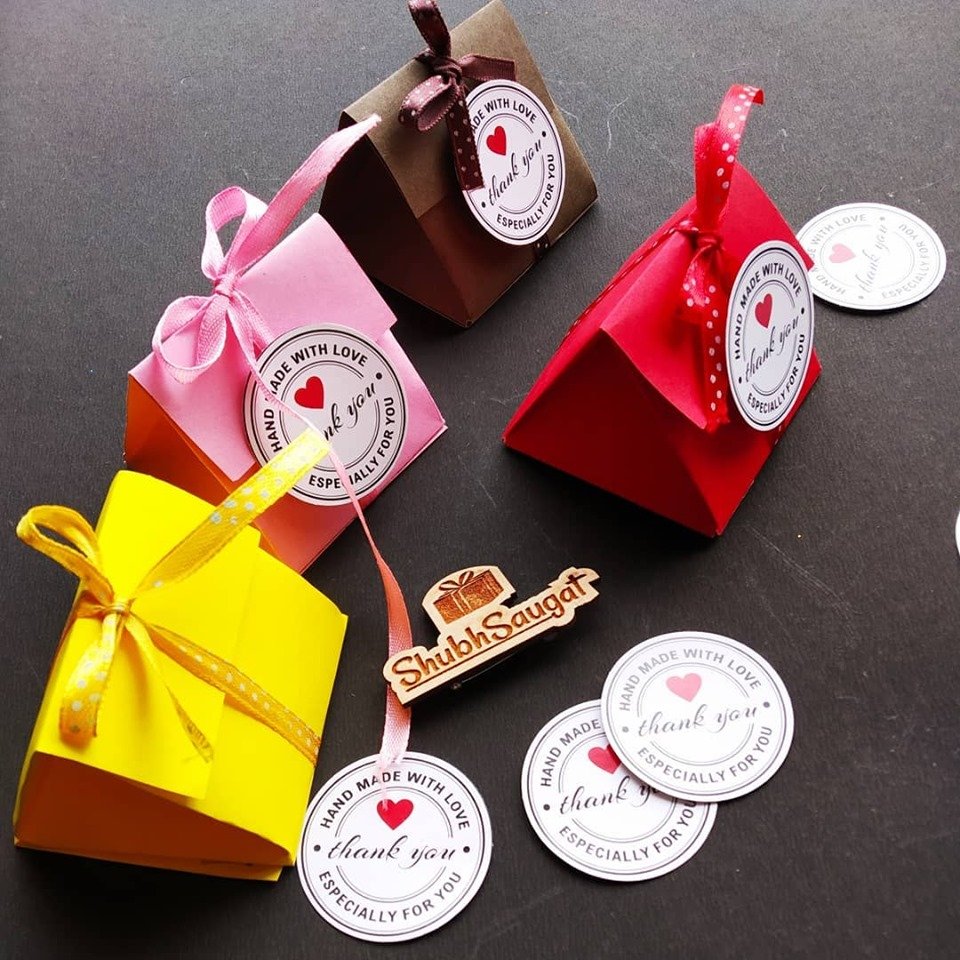 ShubhSaugat's tweet image. Little cute triangular teart boxes. Can keep in gift hampers or can go solo. Best to gift small items like 2 candy chocolate, candies, rakhi, earrings etc.
Get handmade tags and ribbon free. Call at 9956936116

#rakhigiftboxes #rakhipackingbox #trianglebox #treatboxes #favorbox
