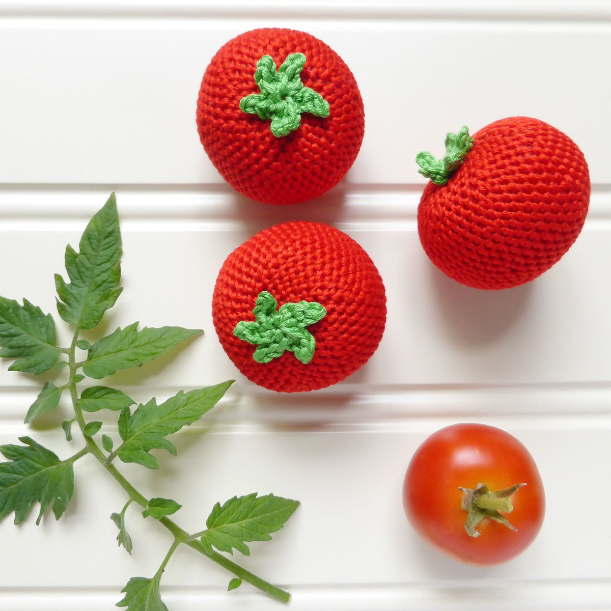 Production of the day - one from my garden and three from my studio here in Hitchin
etsy.com/uk/listing/237…

#crochet #etsyshop #playtime #tomato #handmade #hitchin #crochettoy
