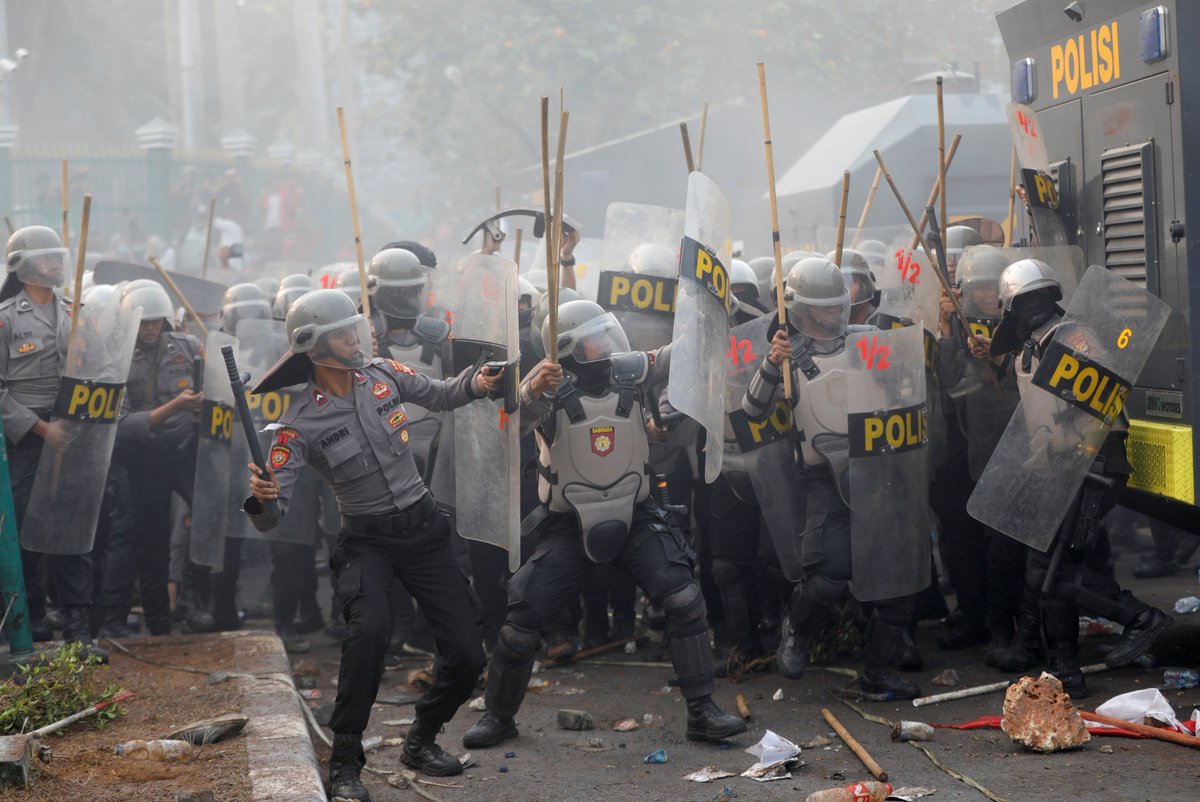 ajplus's tweet photo. Thousands of students in Indonesia are protesting a proposed new criminal code that would criminalize same-sex relations and impose jail penalties for abortions or sex outside marriage.

Police fired tear gas and water cannons at them. https://t.co/VY38BnTOBM