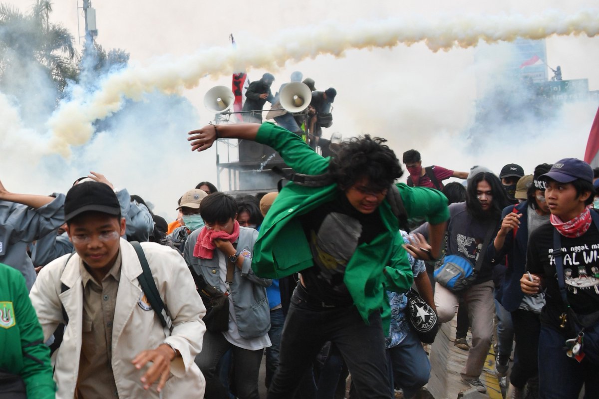ajplus's tweet photo. Thousands of students in Indonesia are protesting a proposed new criminal code that would criminalize same-sex relations and impose jail penalties for abortions or sex outside marriage.

Police fired tear gas and water cannons at them. https://t.co/VY38BnTOBM