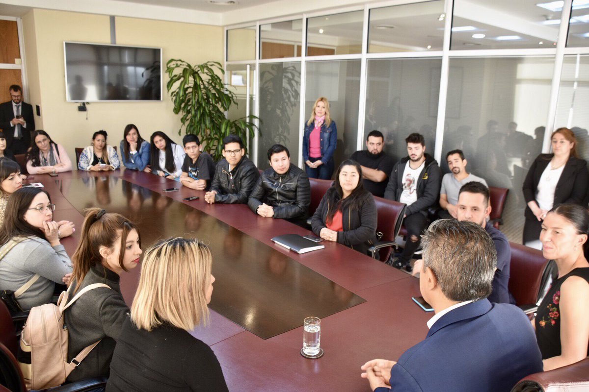 Visitan #LaCasadeTodos. Feliz de encontrarme con  #JóvenesLíderes llenos de inquietudes, con pasión y sobre todo con muchas ganas de aprender.  <a href="/julietacorroza/">Julieta Corroza</a> <a href="/Ccclnqn/">Casa de las Leyes</a>