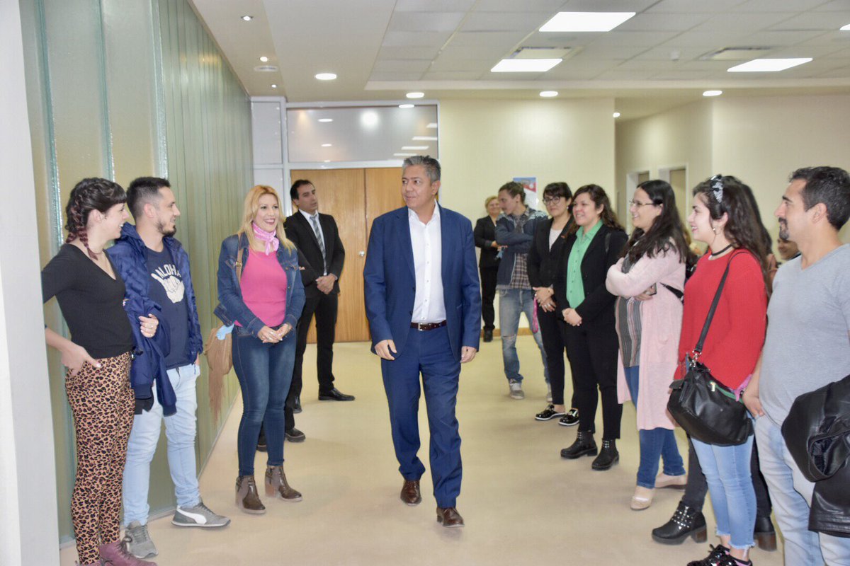 Rolo_Figueroa's tweet photo. Visitan #LaCasadeTodos. Feliz de encontrarme con  #JóvenesLíderes llenos de inquietudes, con pasión y sobre todo con muchas ganas de aprender.  @julietacorroza @Ccclnqn https://t.co/68ricXsnfQ