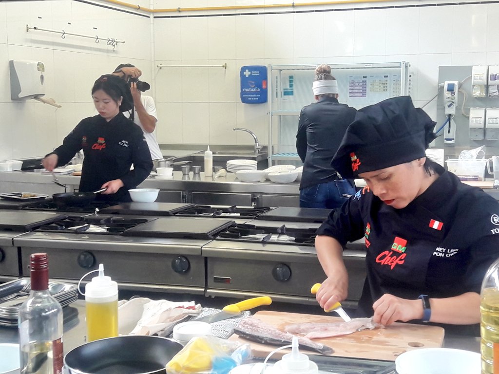 ESHBI_Bilbao's tweet photo. Ya hemos comenzado #GmChef2019 semifinal zona norte en @ESHBI_Bilbao Suerte a todos! #alimentatutalento #gmchef #gmcash #ESHBI #EscuelasHostelería https://t.co/3zKtCH6hKa