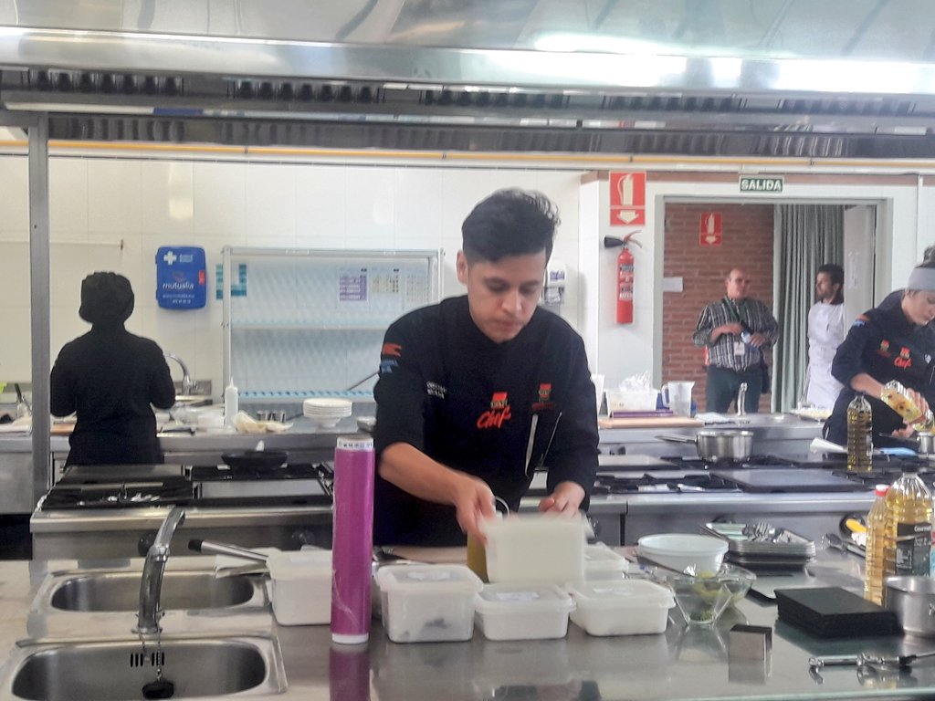 ESHBI_Bilbao's tweet photo. Ya hemos comenzado #GmChef2019 semifinal zona norte en @ESHBI_Bilbao Suerte a todos! #alimentatutalento #gmchef #gmcash #ESHBI #EscuelasHostelería https://t.co/3zKtCH6hKa