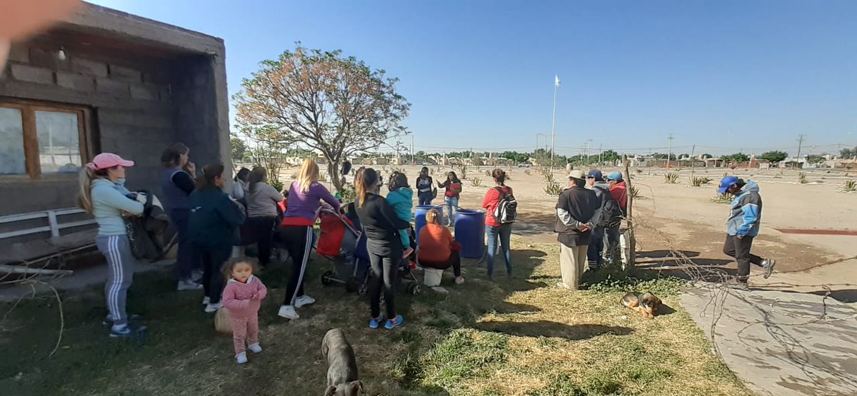 PROSAPSanJuan's tweet photo. El Componente Ambiental y Social dictó una capacitación a vecinos/as del Barrio Virgen de Fátima en el departamento Chimbas sobre gestión de #RSU♻️ y prevención de accidentes⚠️ La comunidad se mostró muy interesada en ambas temáticas 👥 #capacitaciones #comunidades https://t.co/eqmGGOAkHc