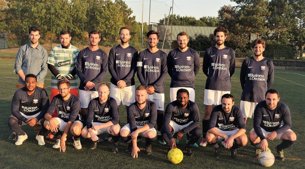 La saison commence officiellement cette semaine pour notre équipe de football nantaise ⚽👏 Nouveaux maillots, nouveau logo… prêts pour aborder cette nouvelle année !