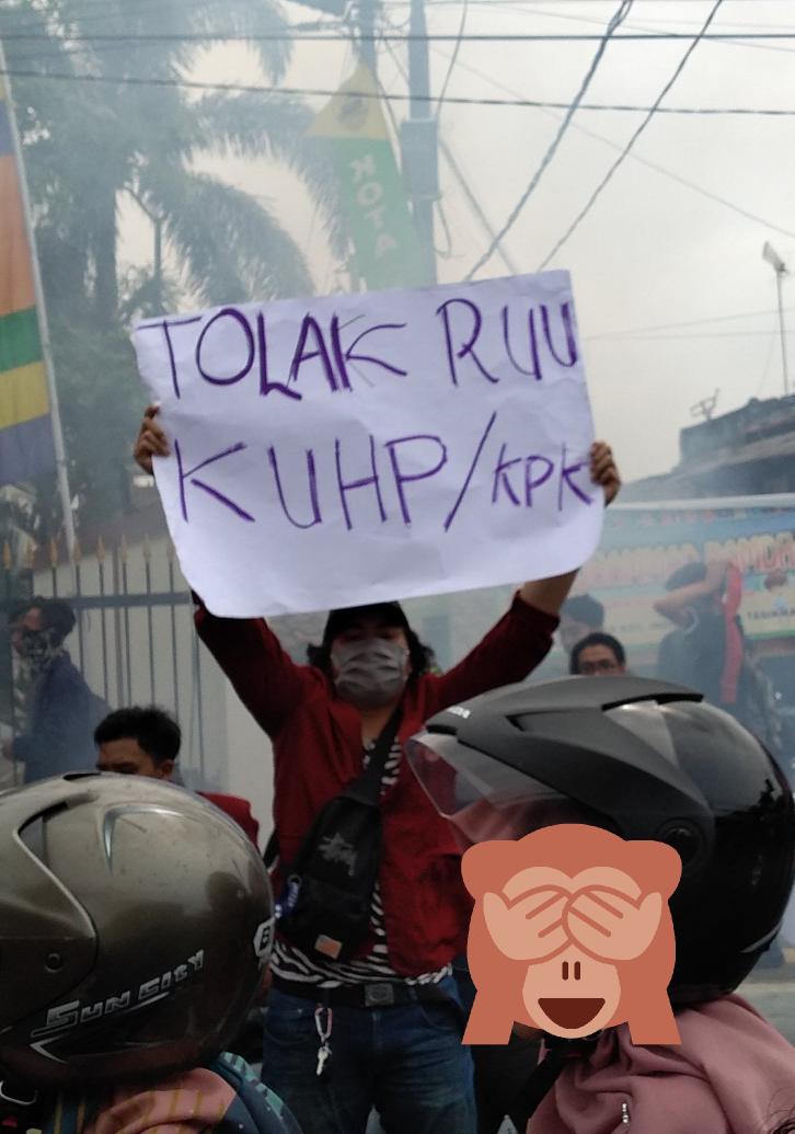 ulrozi's tweet photo. KPK MATI
IBU KOTA SEGERA PINDAH?
INI AKAN JADI SEJARAH KORUPSI BESAR BESARAN MELEBIHI SUHARTO
DAN KAMI MAHASISWA TIDAK AKAN KENAL LELAH UNTUK BERGERAK HINGGA INDONESIA SEMBUH.
#HidupMahasiswa https://t.co/HXakWbMcwL
