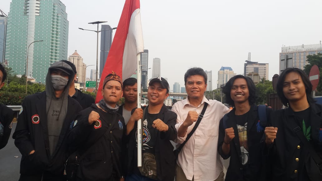 dalam episode: bapakku ikut turun ke jalan hari ini.

wkwk ini dia foto sama adek2 mahasiswa dari almamaternya, ISTN.