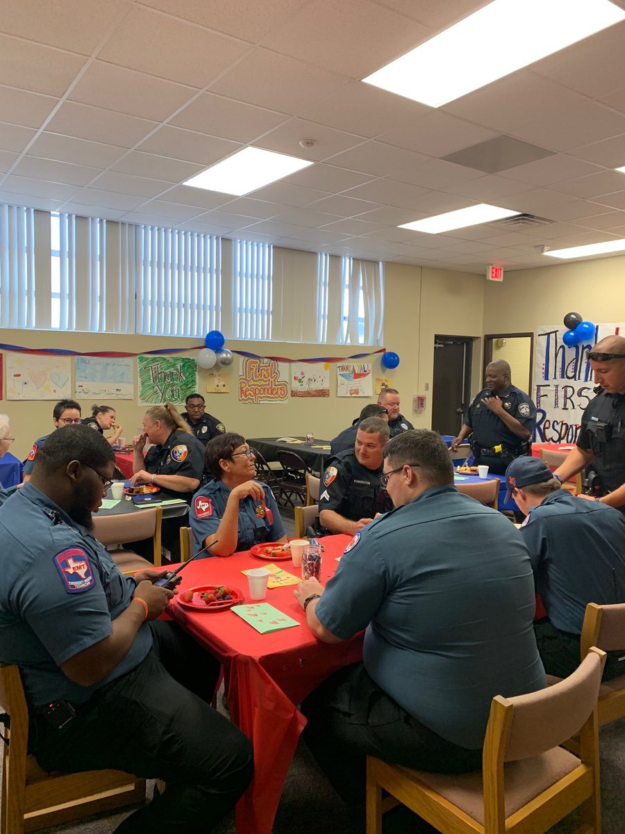 mollyellen071's tweet photo. Thanks to our finest! First Responder’s breakfast at Central https://t.co/Tb30q55W3A