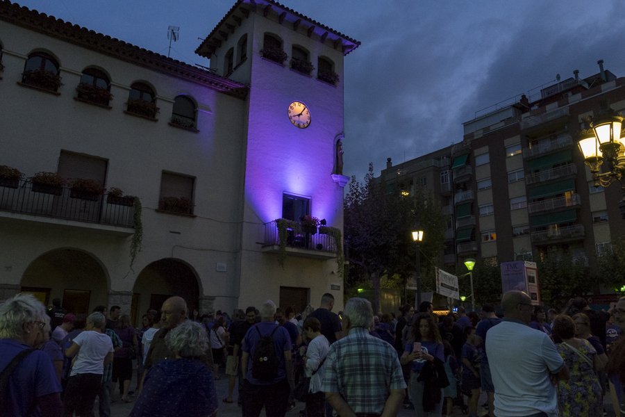 ajuntamentbdv's tweet photo. Barberà del Vallès va acollir una nova mobilització feminista organitzada per @assembleafembdv
#NitVioleta #20S #EmergenciaFeminista #BarberàDelVallès
La torre del rellotge de l'ajuntament es va il·luminar de violeta contra les violències masclistes.
https://t.co/rA3XadCyRq https://t.co/cKLcnWe8qC