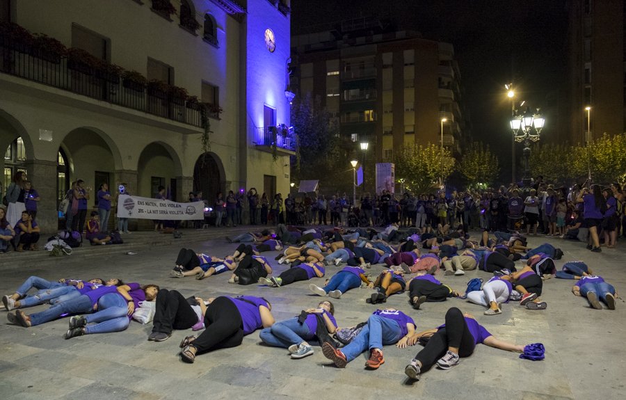 ajuntamentbdv's tweet photo. Barberà del Vallès va acollir una nova mobilització feminista organitzada per @assembleafembdv
#NitVioleta #20S #EmergenciaFeminista #BarberàDelVallès
La torre del rellotge de l'ajuntament es va il·luminar de violeta contra les violències masclistes.
https://t.co/rA3XadCyRq https://t.co/cKLcnWe8qC
