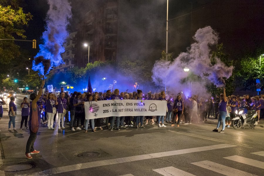 ajuntamentbdv's tweet photo. Barberà del Vallès va acollir una nova mobilització feminista organitzada per @assembleafembdv
#NitVioleta #20S #EmergenciaFeminista #BarberàDelVallès
La torre del rellotge de l'ajuntament es va il·luminar de violeta contra les violències masclistes.
https://t.co/rA3XadCyRq https://t.co/cKLcnWe8qC