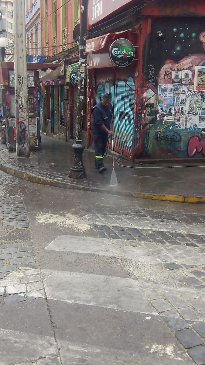 hidrovalpo's tweet photo. Uuy cabritos! Que acaso nadie le enseñó a mear en un baño!! 😠 Pero acá estamos dando la vida limpiando Valparaíso de las incivilidades de algunos 💪🏽💦 https://t.co/BHs0Yje6RW
