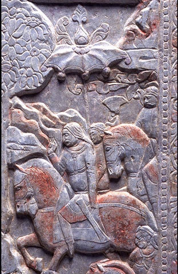 Batı Göktürk Kağanlığı dönemine ait bir lahite işlenmiş kabartma. Eserin üzerinde Göktürk Alpleri tasvir edilmiştir. Öndeki figür eliyle "Bozkurt" işareti yapmakta. Bu işaret Türklerin zafer sembolüdür.
(MS 582-659)
Kaynak: <a href="/tarih_sanat/">Tarih ve Sanat</a>