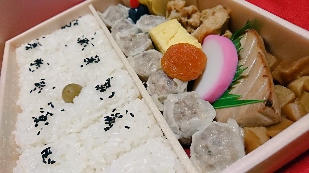 梅シャツ V Twitter 応援 崎陽軒のメガシウマイ弁当 俵型ご飯 俵8個 12個 ながらのシウマイ 5個 8個 鶏唐揚げ 1個 2個 鮪の漬け焼 約1 5倍 玉子焼き 厚さ約2倍 筍煮 約1 5倍 切り昆布 千切り生姜 約2倍 Rwc19 T Co Havwudhla5