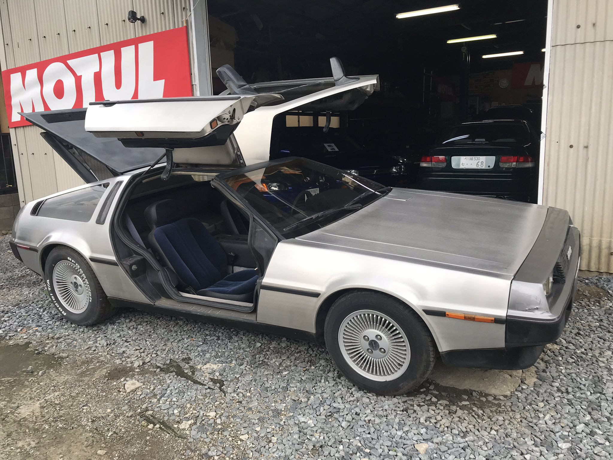 M S Garage 今日久しぶりに洗った デロリアンってfrpの上にステンレスが貼り付けされてあるんですヨ 車両重量も割と軽いんですよ M S Garage 今日久しぶりに洗った デロリアンってfrpの上にステンレスが貼り付けされてあるんですヨ 車両重量も割と軽いんですよ