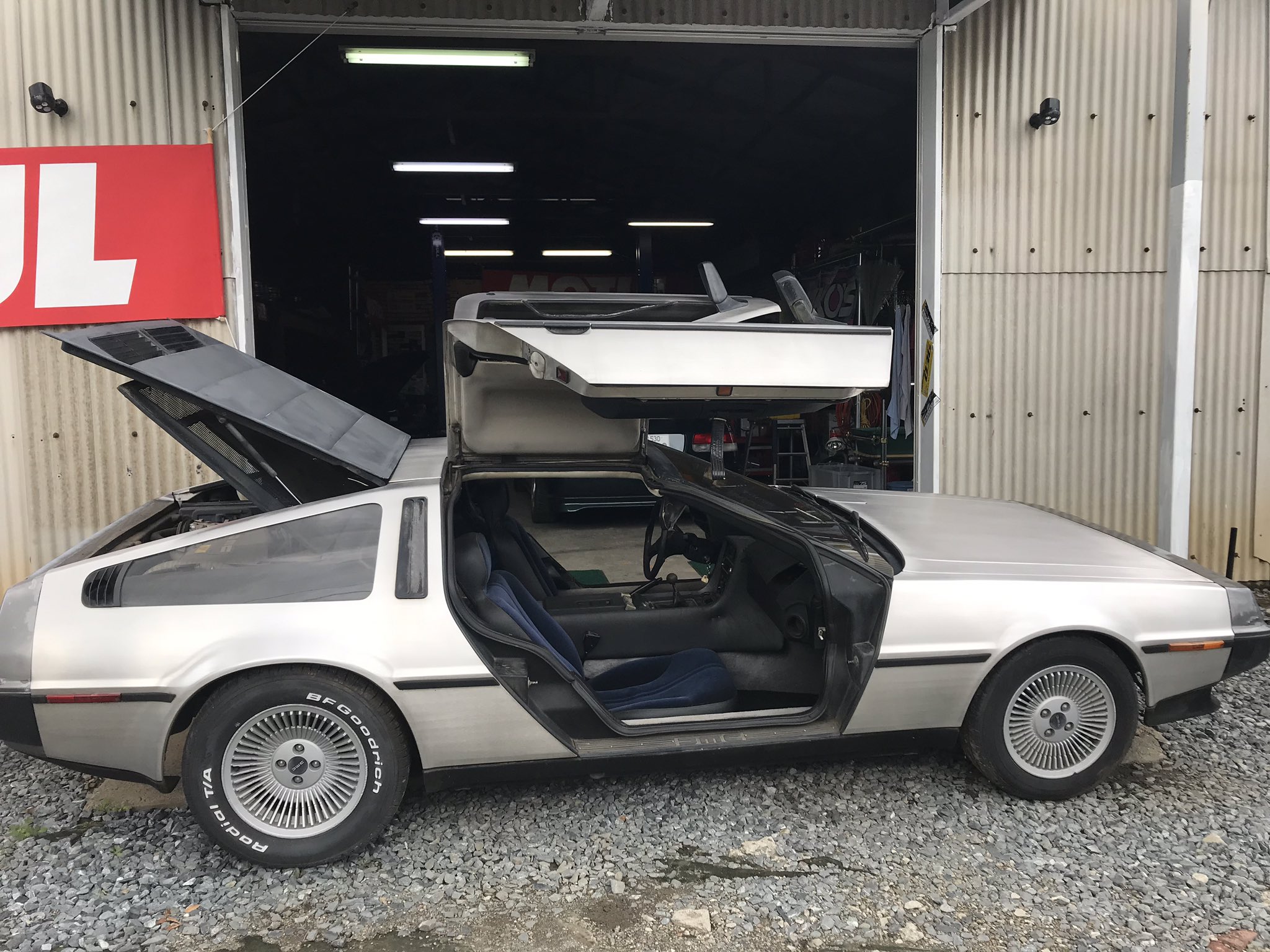 M S Garage 今日久しぶりに洗った デロリアンってfrpの上にステンレスが貼り付けされてあるんですヨ 車両重量も割と軽いんですよ M S Garage 今日久しぶりに洗った デロリアンってfrpの上にステンレスが貼り付けされてあるんですヨ 車両重量も割と軽いんですよ