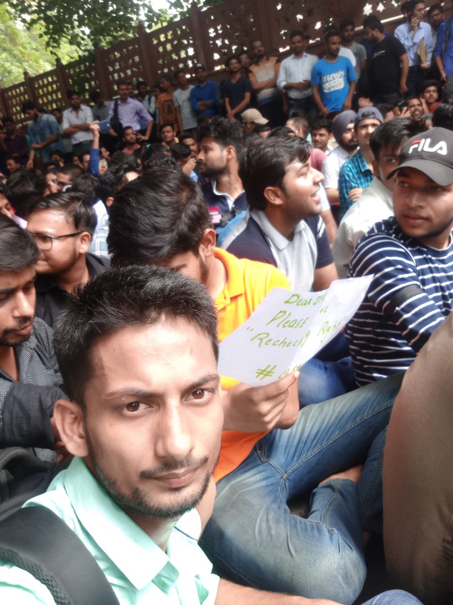 savanmishra06's tweet image. protest 2nd day
#dearicaipleasechange 
#AbhiNahiTohKabhiNahi 
#careforms @caparveensharma @theicai @BhanwarBorana @aldineca