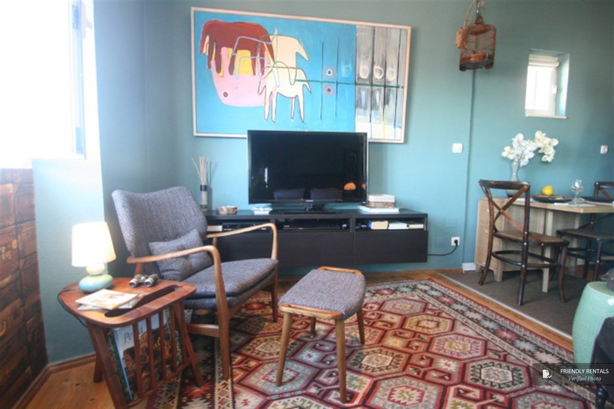 FRentals_en's tweet photo. You know what could brighten up the fact that it's only Monday? 😴The thought of a romantic getaway. 😀For example Lisbon. This cute apartment has your name written all over it: https://t.co/8L7x0Wifys https://t.co/IMCZT7Y1I3