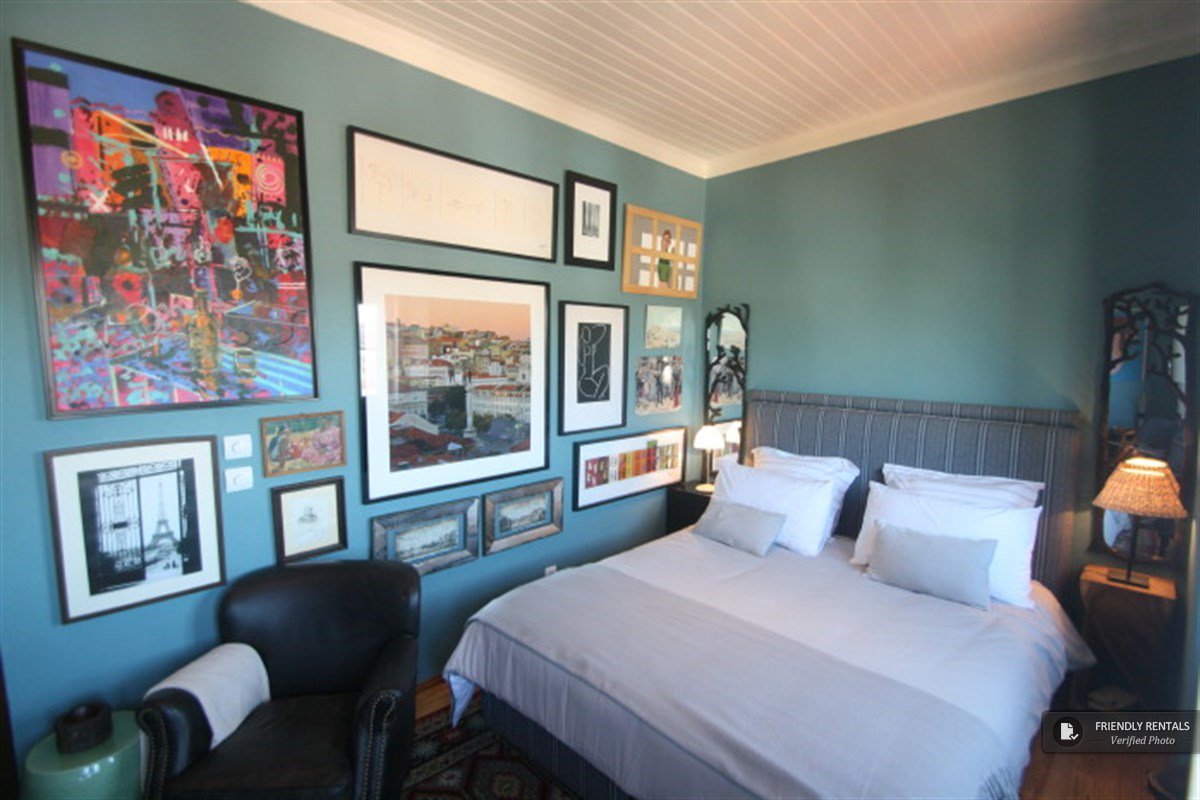 FRentals_en's tweet photo. You know what could brighten up the fact that it's only Monday? 😴The thought of a romantic getaway. 😀For example Lisbon. This cute apartment has your name written all over it: https://t.co/8L7x0Wifys https://t.co/IMCZT7Y1I3