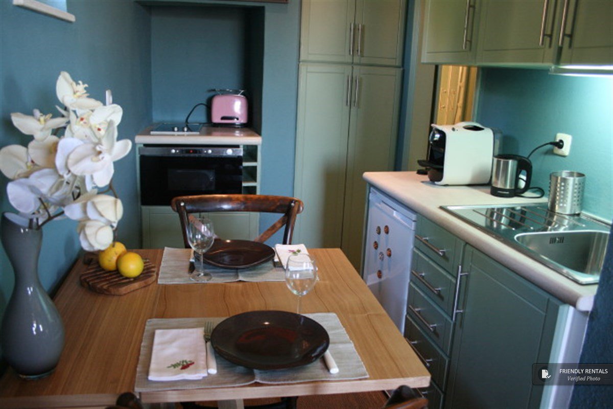 FRentals_en's tweet photo. You know what could brighten up the fact that it's only Monday? 😴The thought of a romantic getaway. 😀For example Lisbon. This cute apartment has your name written all over it: https://t.co/8L7x0Wifys https://t.co/IMCZT7Y1I3