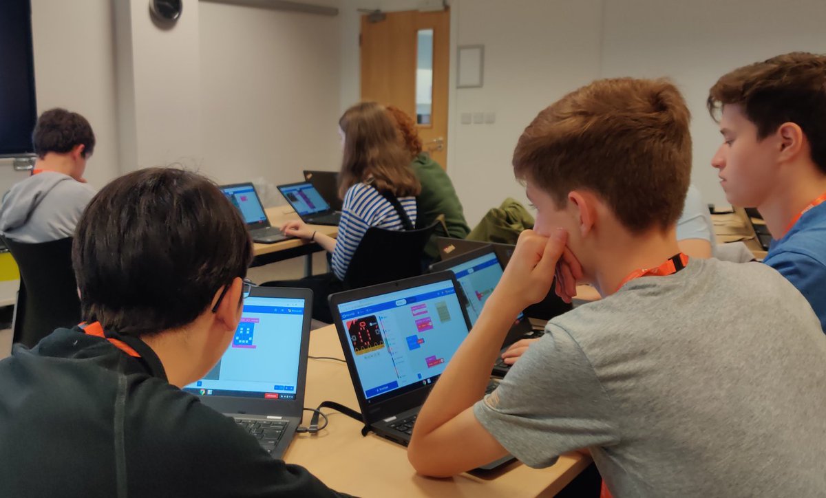 HyndBusComp's tweet image. At #GlasgowGoesDigital event today with S4 computing. Organised by @DYWGlasgow. #STEM #careers #coding