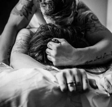 Complicità è quando mi chiudo a chiave dentro di te.
E non mi importa più un cazzo del resto.