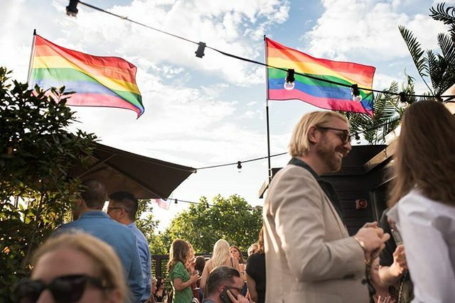 elysemarksimage's tweet photo. It makes me so happy seeing pride flags all over London. Loved these blowing in the wind atop a members club in town celebrating summer with their lucky members, their stunning rooftop, cocktails on tap and the best live band I've heard in a long time!
.… https://t.co/KsC6vY3vDk https://t.co/XEjL5m2DOy