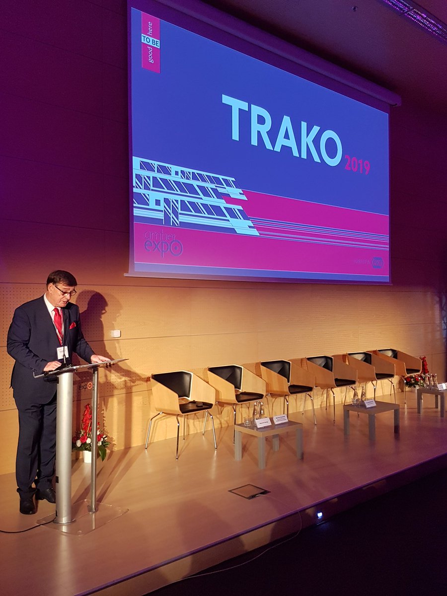 PKP_SA's tweet photo. Rozpoczynamy 13. Targi #TRAKO, których jako Grupa #PKP jesteśmy współorganizatorami. Za nami wystąpienie https://t.co/g4QQnTDCmS. K. Mamińskiego, prezesa @PKP_SA, a już za chwilę debata otwarcia. Cały program: https://t.co/KopTA9eNGR https://t.co/GKrxV1qte5