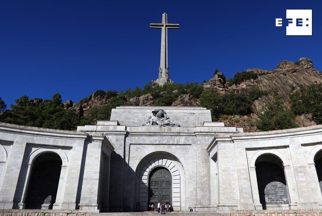 EFEnoticias's tweet photo. #URGENTE | El Supremo avala exhumar los restos de Franco para enterrarlos en El Pardo #MemoriaHistórica https://t.co/DKEtwnBdPk