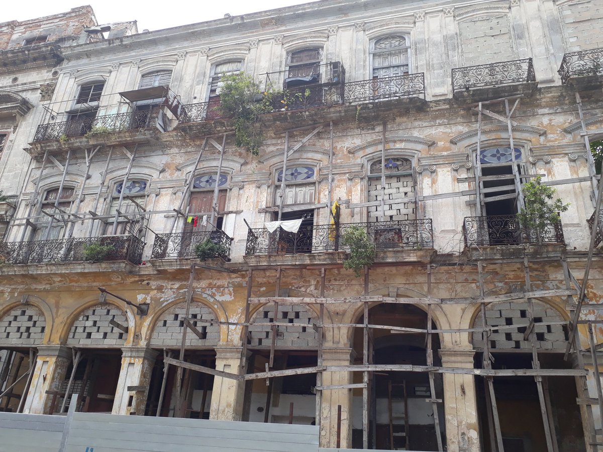 Según el gobierno de Cuba, el 39% de las edificaciones del país se encuentran en condiciones regulares y malas.Esto se mide de acuerdo a los estándares de Cuba, donde hay gente viviendo en edificios o casas que en un país normal se hubieran demolido hacía años.