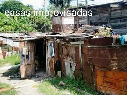 Según el último censo del gobierno cubano, en Cuba hay:• 82.607 bohíos• 12.426 casas improvisadas• 622.203 cubanos que tienen el baño fuera de la casa (5.5% de la población del país)• 412.114 viviendas con techo de planchas metálicas (10 % de las viviendas del país)
