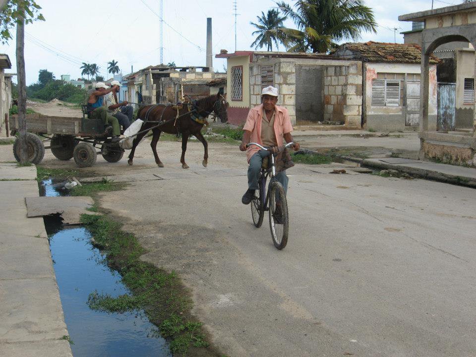 El socialismo cubano es una revolución de lo sucio, de la falta de higiene, del mal olor, del asco.Según datos del gobierno cubano, el 58,6% de las casas cubanas no usan alcantarillado.Parece que los turistas comunistas de América Latina no ven esa realidad en sus visitas.