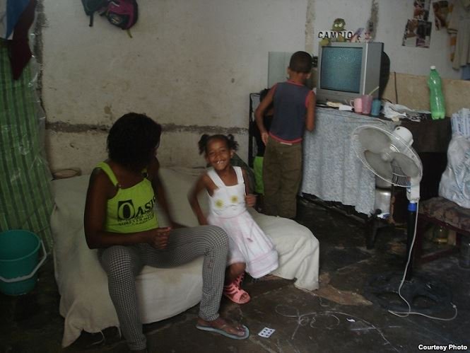 Estos son los peores enemigos de una dictadura socialista que esconde la realidad:• Teléfonos celulares con cámara• Internet• Redes sociales• Correos electrónicosAsí es una casa cubana pobre por dentro. Como esta, hay cientos de miles, sobre todo en el oriente de Cuba.