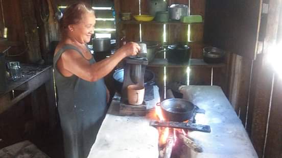 Socialismo = pobreza.Esta señora vive en la Sierra Maestra, Santiago de Cuba. Cocina con leña, como tantas familias pobres cubanas.Ahora sale un comunista español o chileno (que tiene gas en su cocina) a decir que cocinar con leña es mejor y que la señora es feliz así.