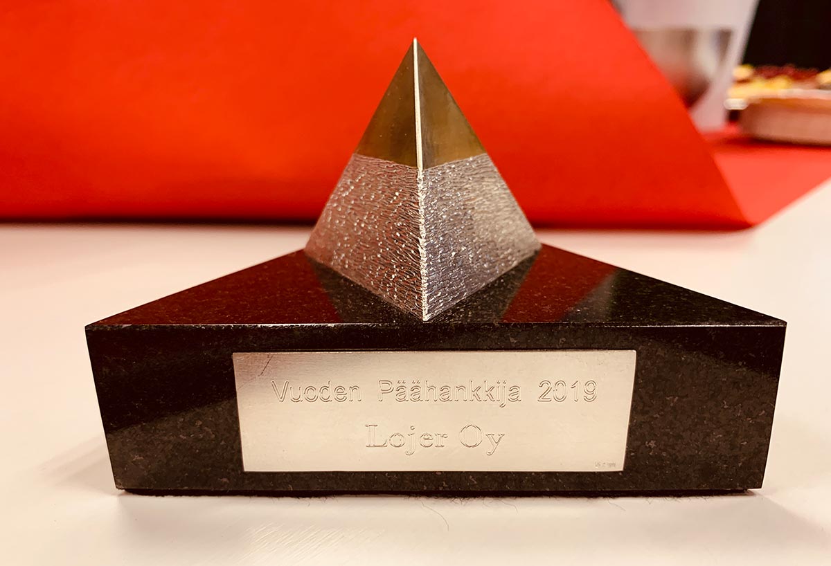 Kuten kuvista näkyy, niin uskaltanee sanoa että Lojer on liekeissä 🔥🔥🔥 Lojer palkittiin vuoden 2019 Vuoden päähankkijana! Palkinnon jakaa Suomen Osto- ja Logistiikkayhdistys LOGY ry. 

Lisätiedot: logy.fi/tietoa/uutiset… 

#lojer100 #alihankinta @Alihankinta <a href="/LOGYry/">Suomen Osto- ja Logistiikkayhdistys LOGY ry</a>