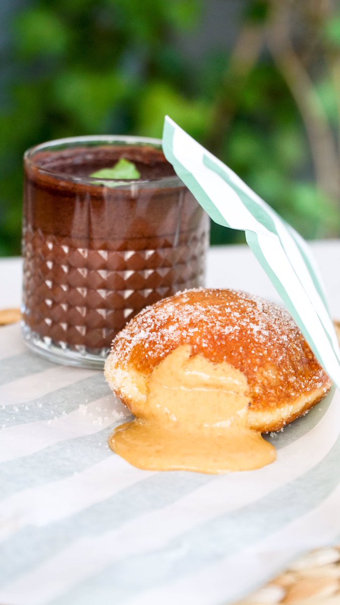 Benzeri olmayan lezzetlerde bugün: Kadife çikolata, tuzlu karamel ve vanilya ile doldurduğumuz doughnutlarımız.
🐨