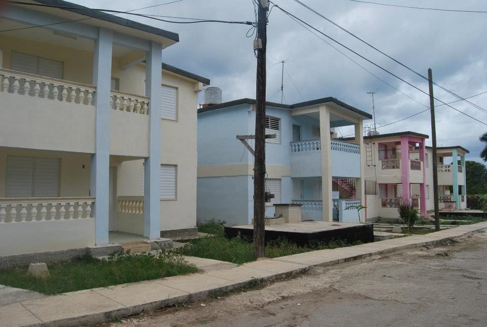 Es cierto que el estado cubano entrega en arrendamiento cientos de viviendas cada año, pero son de pésima calidad y generalmente las entregan sin terminar. Es un arma política: te dan casa a cambio de tu lealtad a la dictadura: https://www.cibercuba.com/videos/noticias/2017-12-05-u73624-e20037-entregan-casas-damnificados-cuba-cambio-comunidad-sea