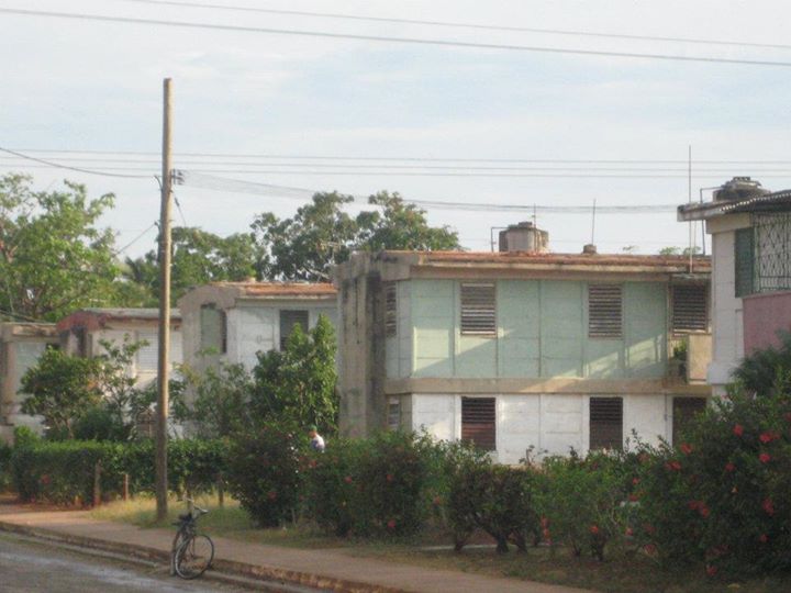 Es cierto que el estado cubano entrega en arrendamiento cientos de viviendas cada año, pero son de pésima calidad y generalmente las entregan sin terminar. Es un arma política: te dan casa a cambio de tu lealtad a la dictadura: https://www.cibercuba.com/videos/noticias/2017-12-05-u73624-e20037-entregan-casas-damnificados-cuba-cambio-comunidad-sea