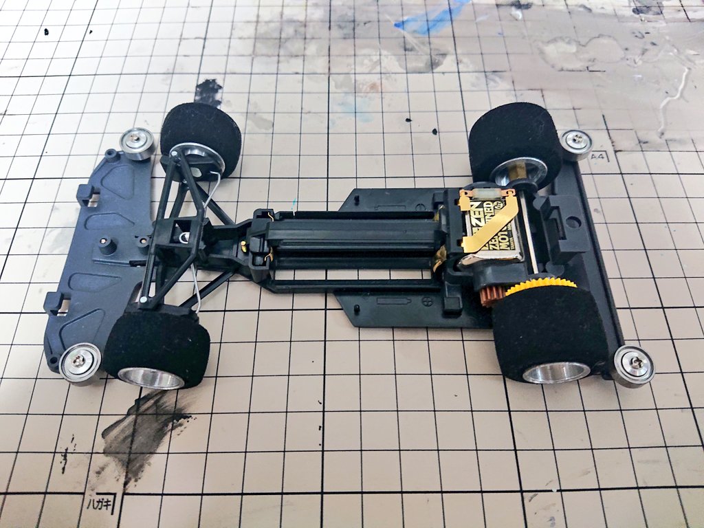 Azanina 夢のzenチューン アルミ仕様のミニfシャーシ完成 拘りはローラー径11mmに収めるステアの切れ角規制 ナロートレッド加工と ミニ四駆車検boxに入る違和感のないバンパー短縮 コンデレではミニ四駆か否かシャーシで判断されるので 選外の趣味の