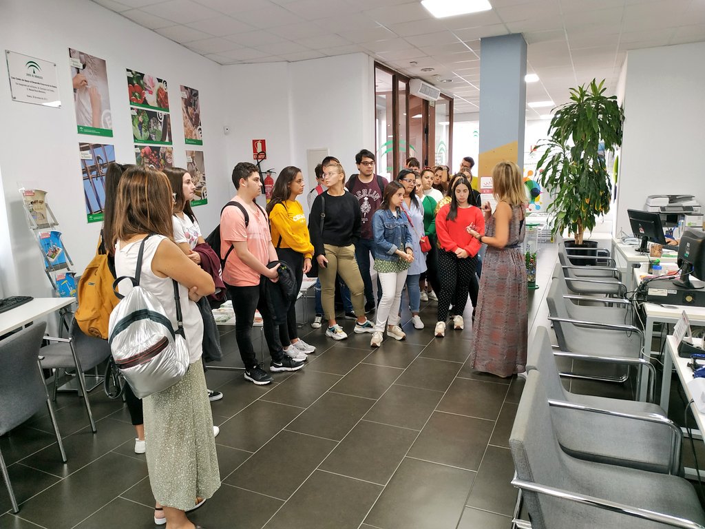 cadehuelva's tweet photo. Esta mañana han estado con nosotros en el CADE Huelva alumnos del colegio Diocesano de Huelva y la empresa Bulldog Language Studio para hablar sobre creatividad y logotipo https://t.co/wN8MXQJmgW
