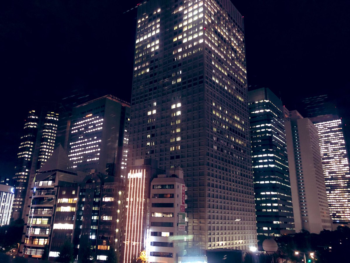 藤沢真行 紫推し 打ち合わせ中ビル屋上より よき眺め