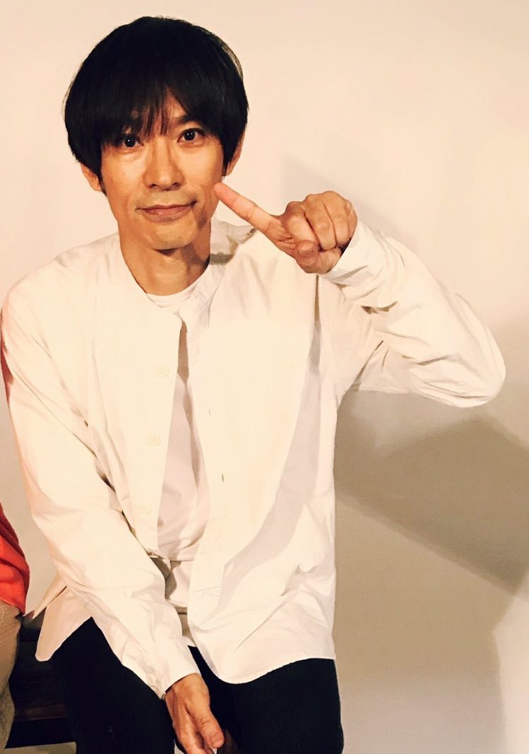 あやの No Twitter スピッツのボーカル 草野マサムネさんは天邪鬼のため写真ではなかなかピースをしてくれません おっ ピースかー と思ってよく見るとピースじゃなかった集