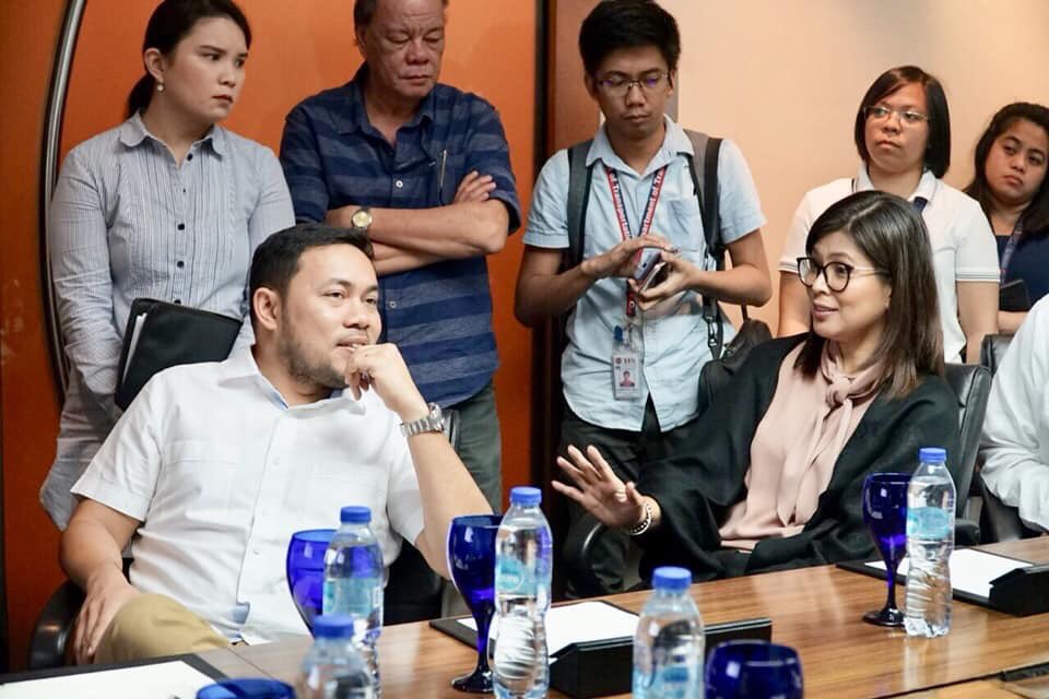 IN PHOTOS: DOTr Secretary Arthur Tugade, DPWH Secretary Mark Villar, and Bacoor City Mayor Lani Mercado-Revilla led the DOTr-DPWH-Bacoor LGU coordination meeting today, 24 September 2019, to discuss how to further..

#DOTrPH🇵🇭

READ FULL POST HERE:
facebook.com/13040649043182…