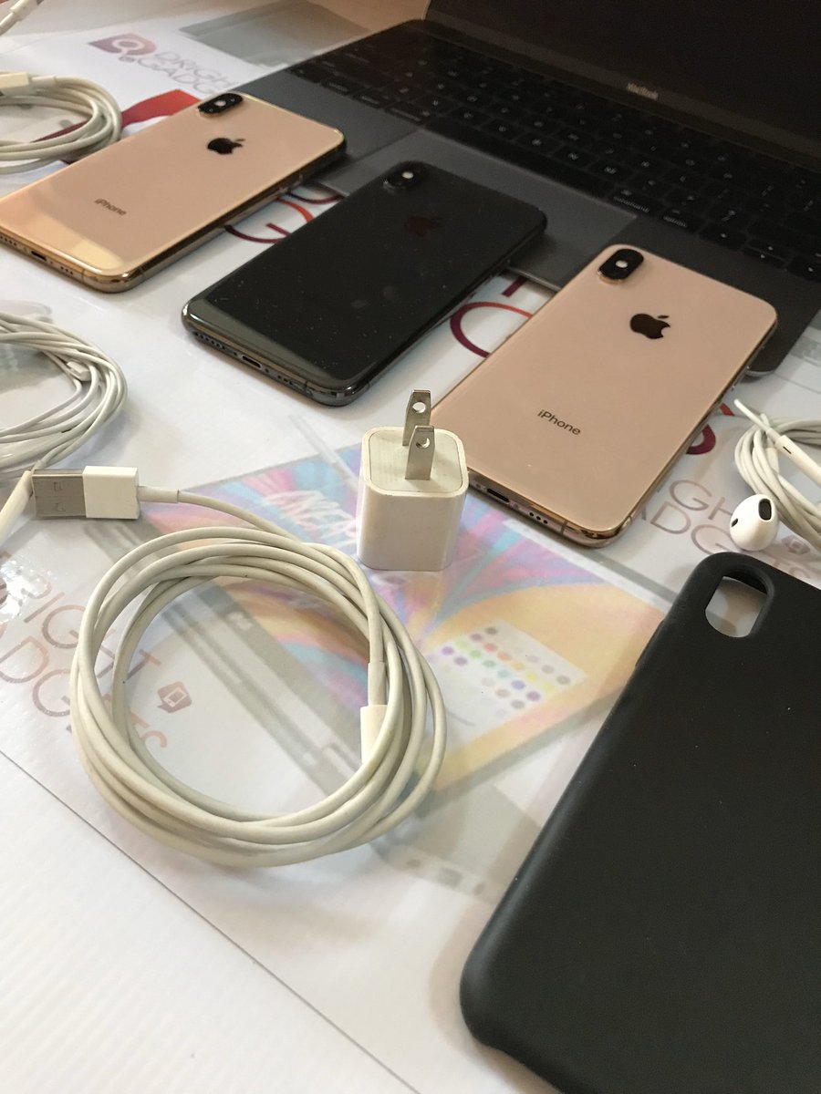 DrightSauce's tweet image. Today’s deal (2) 🔥🔥🔥🔥🔥🔥🔥🔥

iPhone 📱 Xs in 64gb and 256gb available for give away price with complete accessories and pouch👝 

👉64gb——-240k
👉245gb——250k 

Phones are clean and are barely used. Best deals as usual send a dm to get this and pls kindly RT 🙏God bless you