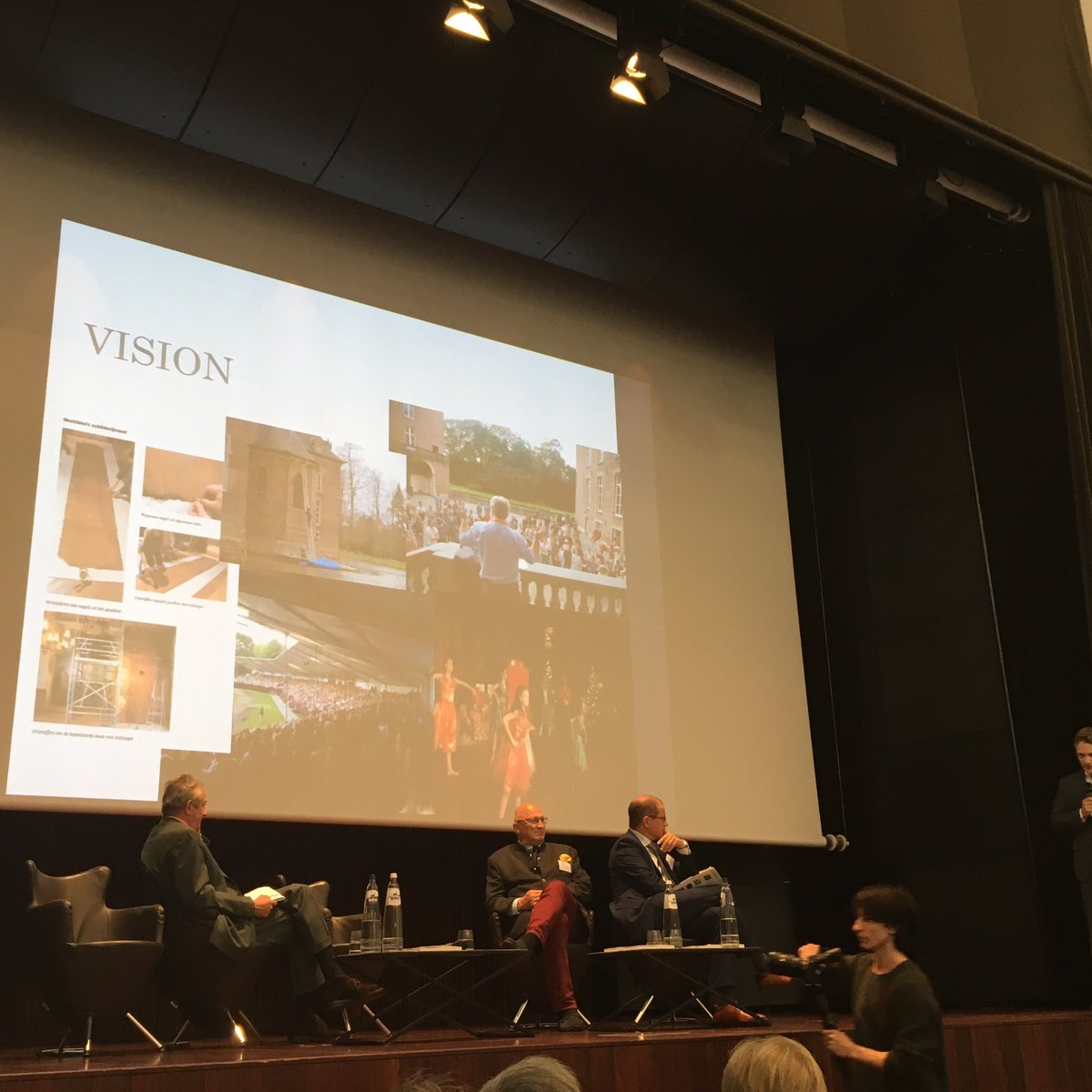 EHH_aisbl's tweet photo. Best practice sharing session on how to focus on #storytelling to foster #innovation in #historichouses with owners from π§πͺπ·π΄ #historalia #kerstmagie #castlehex https://t.co/EIVggxSiHn
