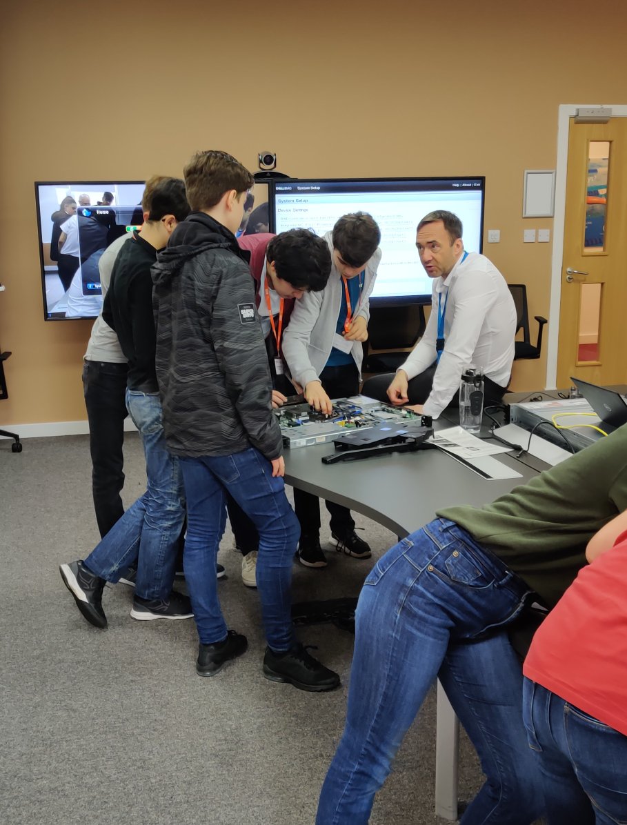 HyndBusComp's tweet image. Learning about computer components and getting our hands dirty stripping and rebuilding servers. #GlasgowGoesDigital #DYW