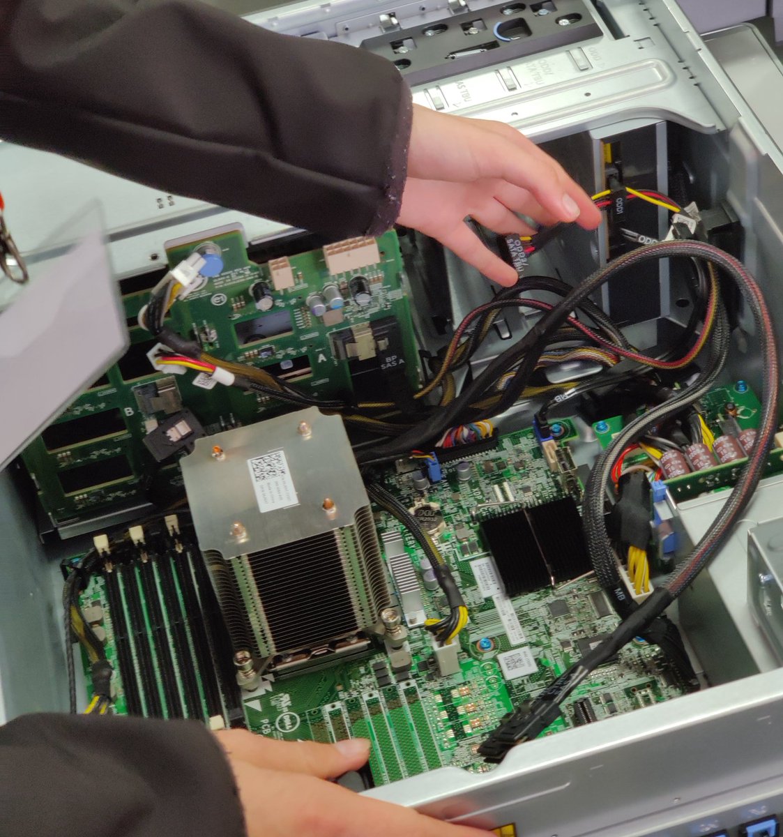 HyndBusComp's tweet image. Learning about computer components and getting our hands dirty stripping and rebuilding servers. #GlasgowGoesDigital #DYW