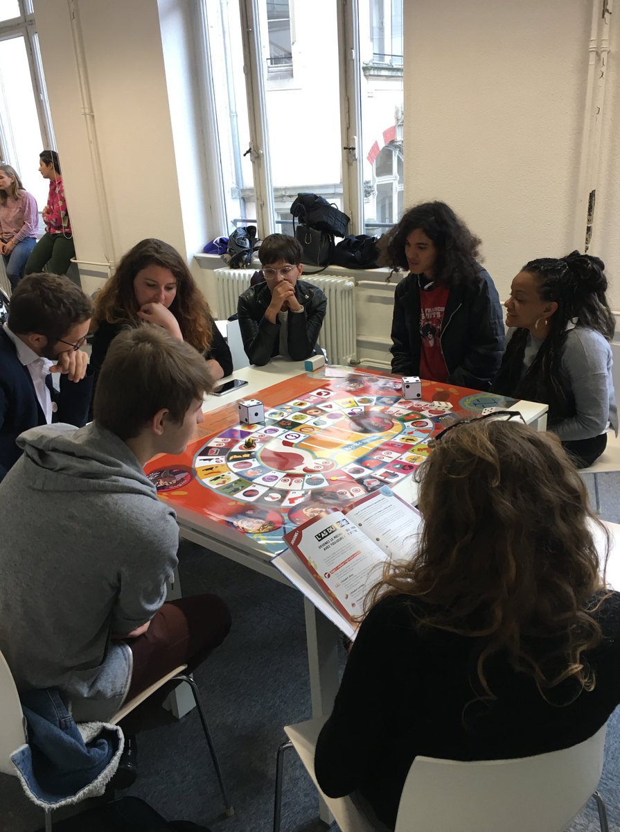 arretsillustres's tweet photo. Vendredi 20 septembre, les Barons du droit étaient à Strasbourg pour la #Legalgamesweek !
Un grand merci à @OpenLaw_fr , le droit ouvert, et Enke KEBEDE directrice de l'@ERAGE - Ecole Régionale des Avocats du Grand Est d’avoir organisé une telle journée. 👏☺️🎲 https://t.co/14GFIdTEyR